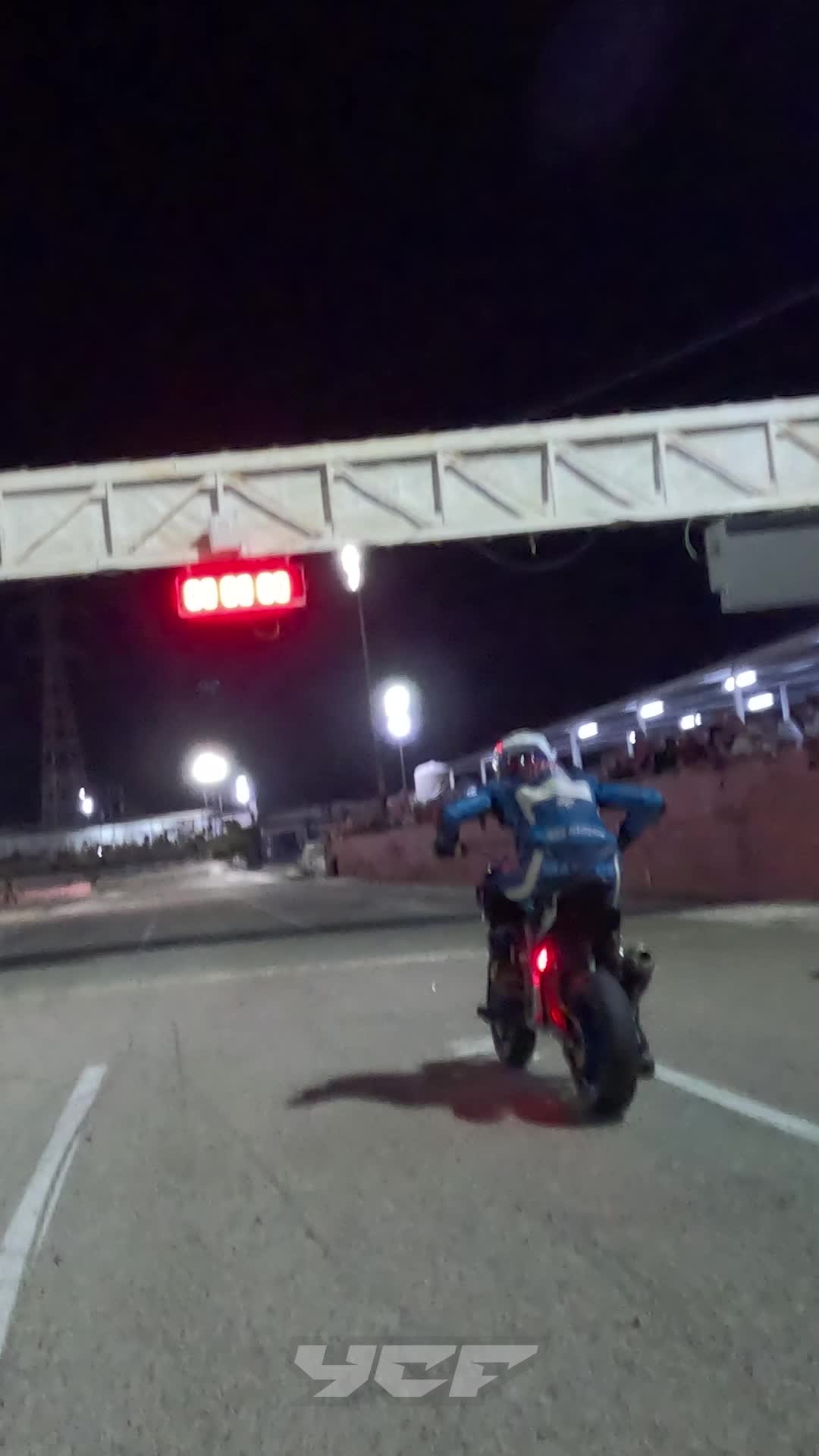 La emoción de la carrera nocturna en primer plano 🏍️🏍️👀

#ycfspain #ycfriding #vocaracing #nightracing #motorsport #pitbike #supermotard #racingpilot