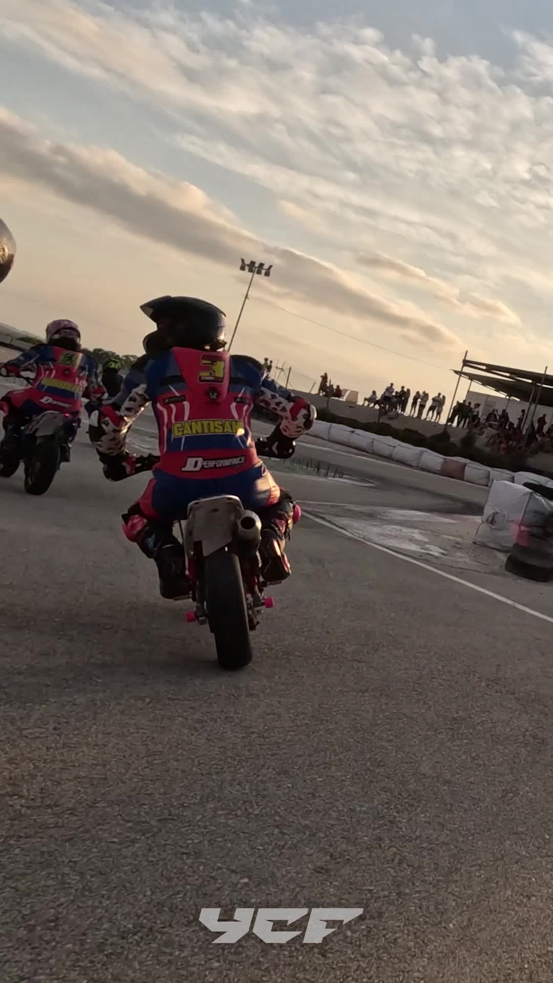 Mucho calor y mucha adrenalina en la carrera nocturna de Murcia 🌙 🔥

#ycfspain #ycfriding #vocaracing #pitbike #supermotard #motorsport #motorcycle #bikeracing #racingpilot